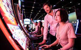 alltoto dealer reveal alltoto dealer revealing final hand on Three Card Poker table